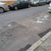 En Sevilla hay calles muy deterioradas que han perdido el asfaltado.
