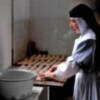 Las monjas de clausura sevillana sacan sus dulces del convento para la venta en los Reales Alcázar hispalense