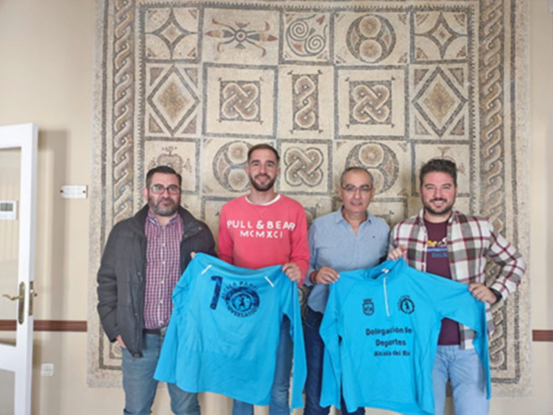 La delegación de Deportes entrega nuevas equipaciones al Club de Alcalá del Río de Pádel