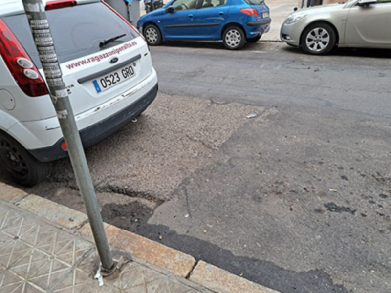 Importante deterioro de las calles de Sevilla.