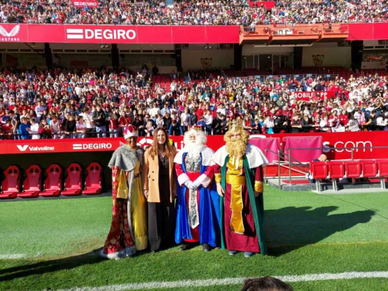 Delegada de Limpieza Pública y Educación del Ayuntamiento de Sevilla, Marisa Gómez, junto a los Reyes Magos del Distrito Sur