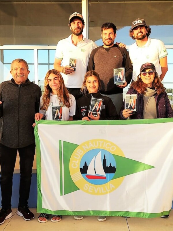 La flota sevillana se luce en el XXVIII Trofeo Club Náutico de windsurf-Copa de Andalucía de Techno y Raceboard 