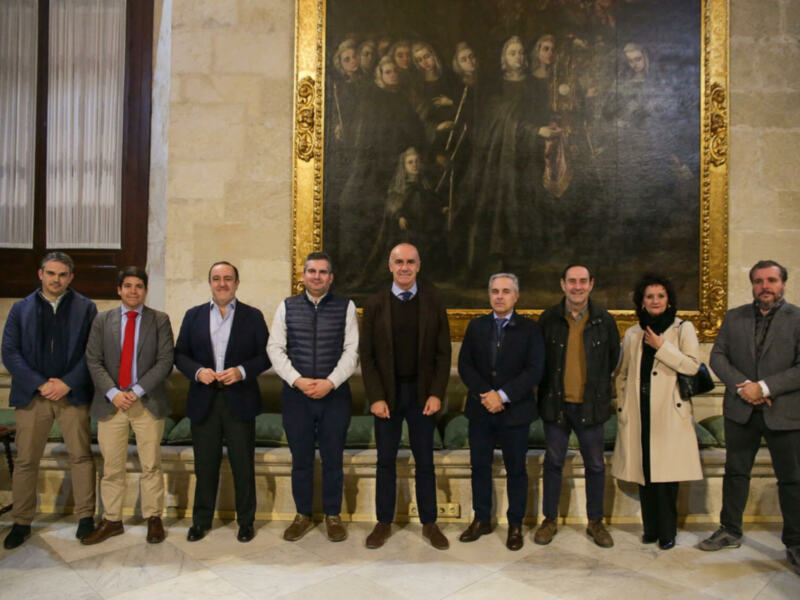 El alcalde mantiene un primer encuentro de trabajo con la nueva directiva de la asociación de hostelería de Sevilla