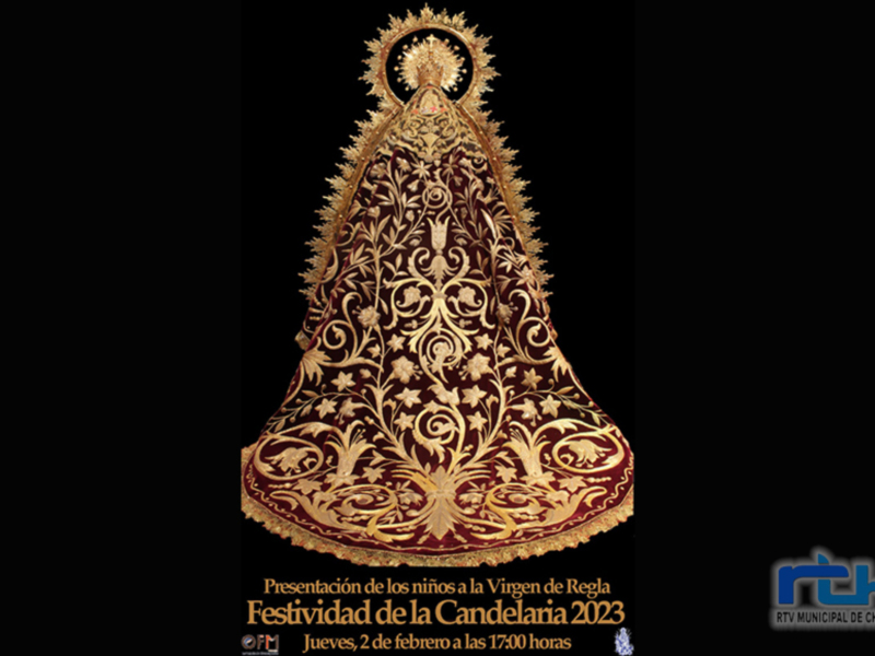 Presentación de los niños a la Virgen de Regla en la Festividad de la Candelaria 2023, con un vestido de oro y plata en un fondo negro.