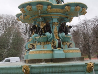 Fuente de Ross ubicada en los Prince Street Gardens de la ciudad escocesa de Edimburgo. 