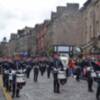 Cientos de personas disfrutando de las Bandas de música en la Calle de la Royal Mail Street de Edimburgo