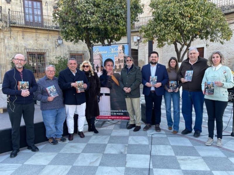   Juan Mellado presentó el libro dedicado a Gracia Montes en Lora del Rio con fotografías de las chipioneras   Isabel Caro y Gracia Núñez