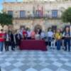 Entrega de ejemplares de 'Gracia Montes, La voz de cristal' a asociaciones de Lora del Río