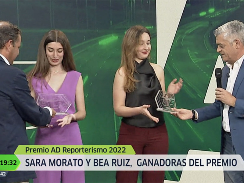 El director general de CSRTV, Juande Mellado, ha entregado el V Premio "AD" de Reporterismo a Beatriz Ruiz y Sara Morato