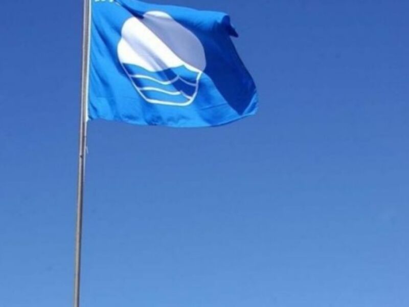 Chipiona renueva las cinco Banderas Azules en sus playas además del Puerto Deportivo y la calificación como Centro Azul al Centro El Camaleón