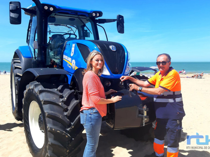 María Naval se congratula por la renovación de las banderas azules para Chipiona y anuncia la llegada de un nuevo tractor para las playas 