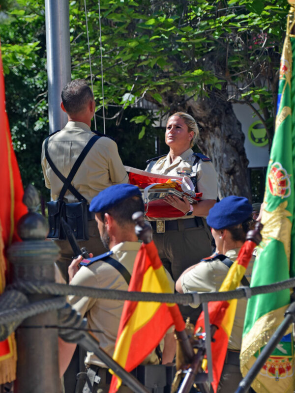 Izado de Bandera ante los héroes del 2 de mayo