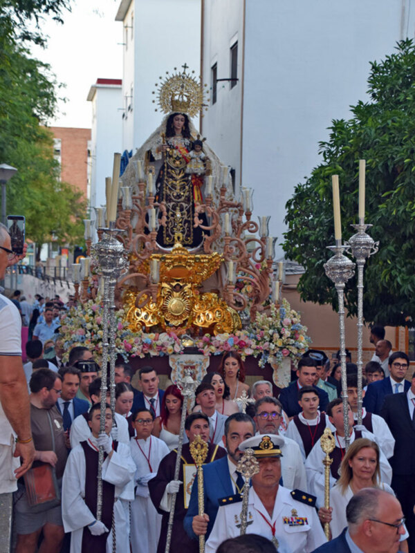El barrio de las Huertas rinde pleitesía a la Virgen del Carmen de San Leandro de Sevilla