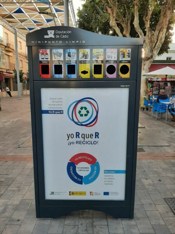 Colocado un mini punto limpio en la zona peatonal de Víctor Pradera por la participación de Comercio en la campaña ‘Yo R que R’