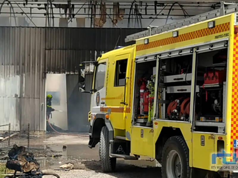 Un incendio asola una nave agrícola en Las Manchuelas