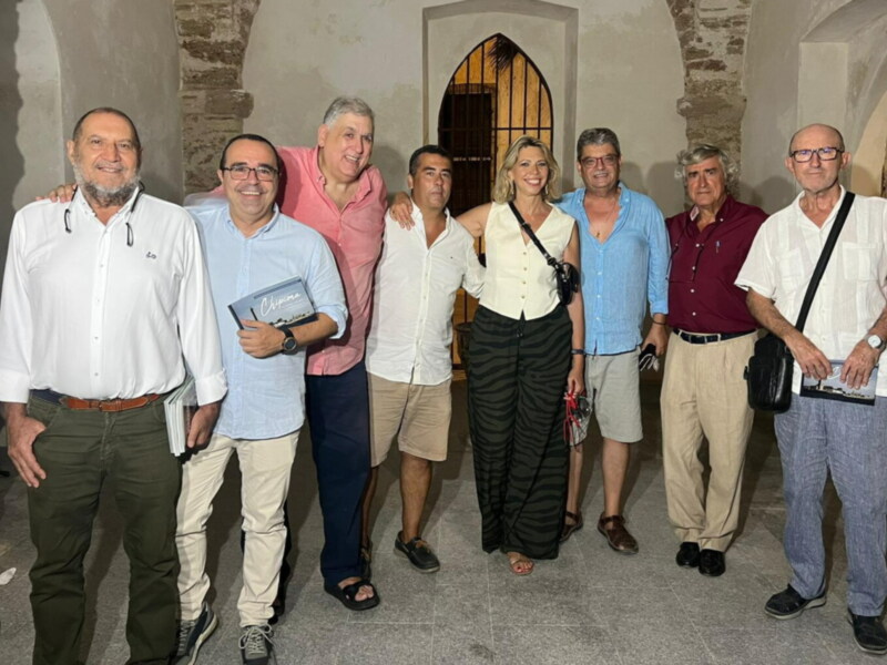 Un gran numero de periodistas deportivos se reunieron en Chipiona para presentar el libro Con el 17…Joaquín que fue todo un  éxito .Video