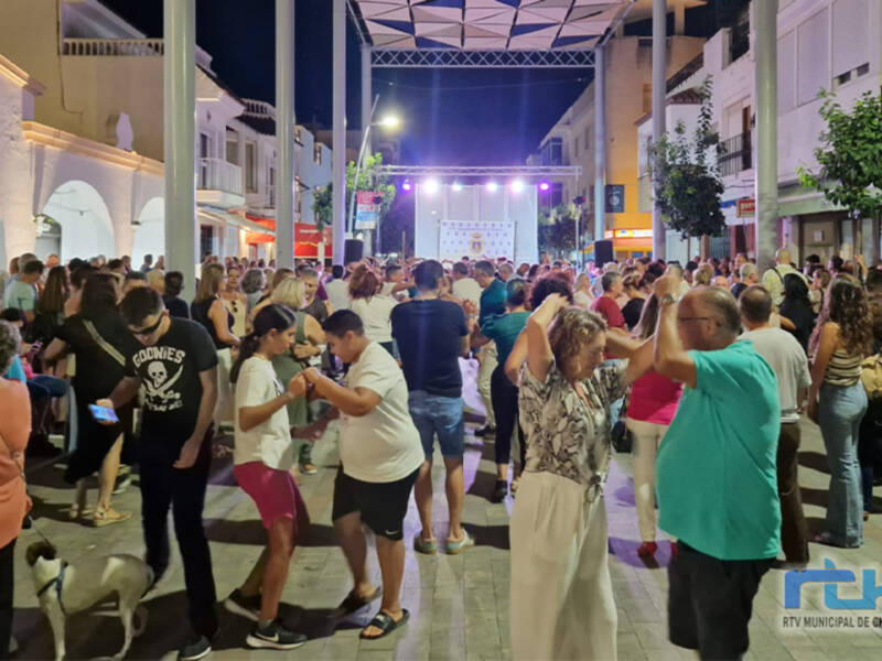 La actividad de dinamización comercial ‘Tardeo Latino’ llenó de público y animación el centro de Chipiona el pasado sábado