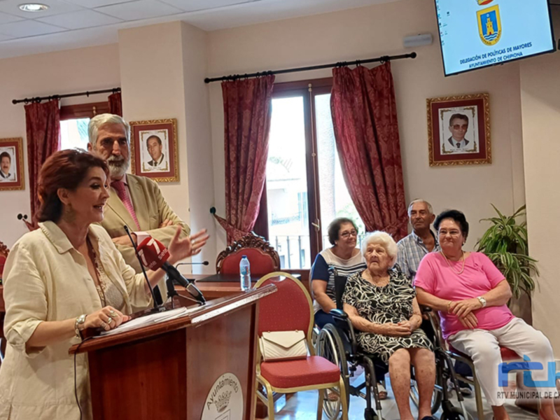 Mercedes Reyes González recibió ayer su homenaje como la mujer de más edad Chipiona 