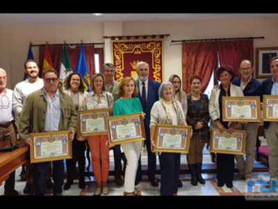 Los siete docentes jubilados el pasado curso escolar recibieron ayer el homenaje de la comunidad educativa chipionera