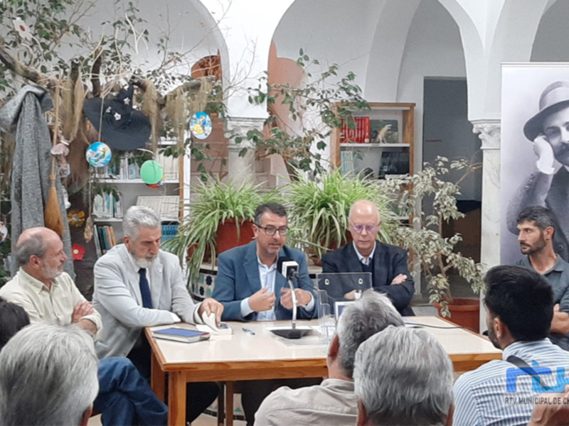 La presentación del libro de Manuel Monge pone el punto final en Chipiona al 150 aniversario del nacimiento de Federico Oliver Crespo 