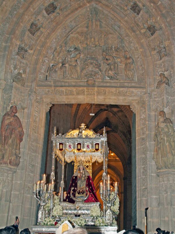La Virgen de Valme recorrió el entorno de la Seo sevillana, junto a la imagen de San Fernando