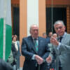 El alcalde de Sevilla y el presidente de la Fundación Blas Infante izan la bandera de Andalucía en el acto institucional del 4D.
