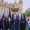 Como cada año la Revista Cuaresma pone simbólicamente la cruz de guía en el dintel de la puerta con el cartel