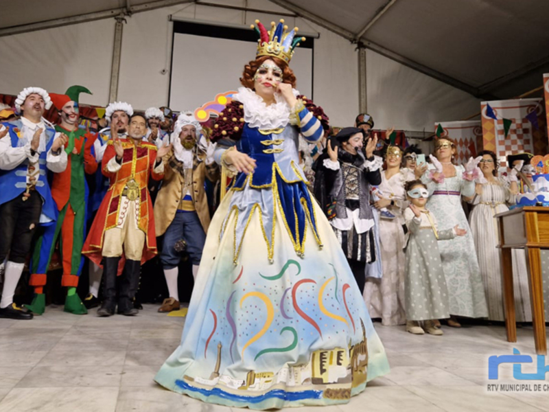 Un emocionante y multitudinario pregón de Noemí Ruiz abre el Carnaval de Chipiona en un acto que este año sumó la Coronación