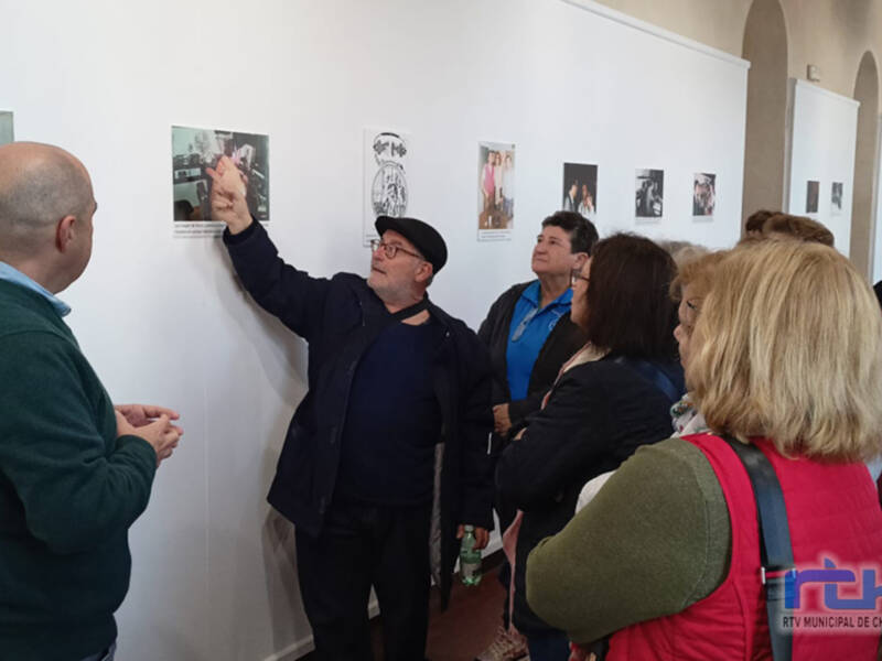 Visita guiada de un grupo de la Asociación de Mujeres Progresistas a la exposición 40 aniversario de Radio Chipiona