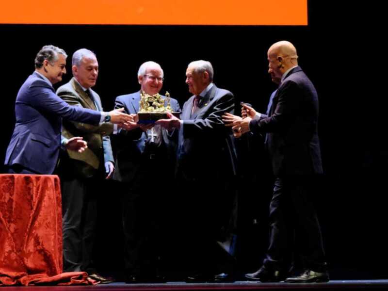 Manuel García recoge "El Llamador Memorial Luis Baquero" de Canal Sur Radio en Sevilla