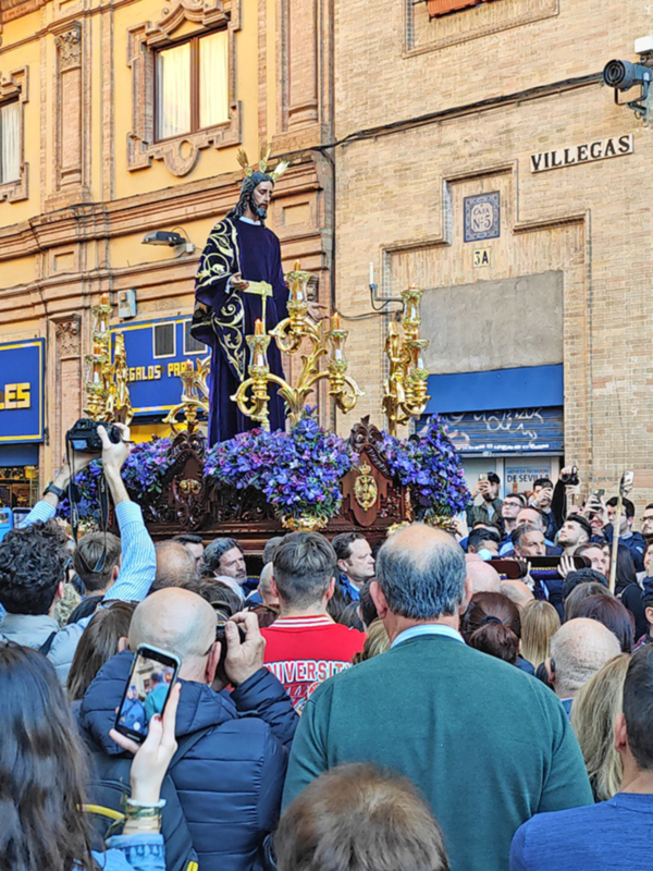 El Vía-crucis de las Hermandades de Sevilla reza con Jesús de la Redención.