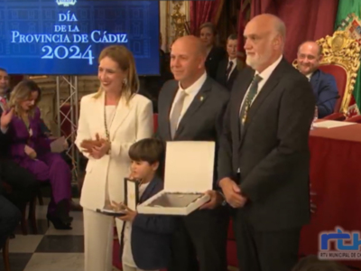 Pedro Curtido y el Centro de Desarrollo Infantil y Atención Temprana Bajo Guadalquivir han recibido hoy la Medalla de la Provincia 