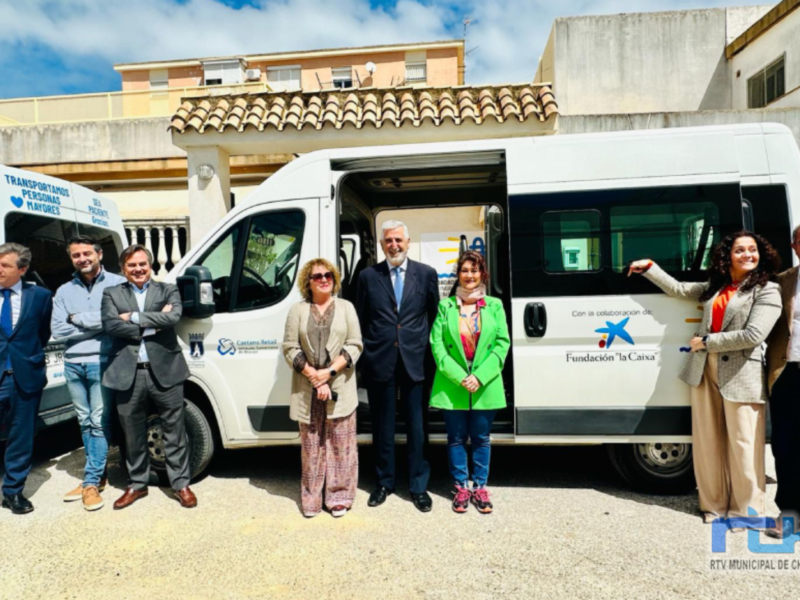 Presentado un nuevo vehículo adaptado de Alzheimer para el traslado de los usuarios y usuarias del centro de día   