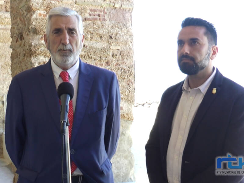 Luis Mario Aparcero y Eduardo Lorenzo informan sobre los preparativos de las playas de Chipiona para la temporada de verano   