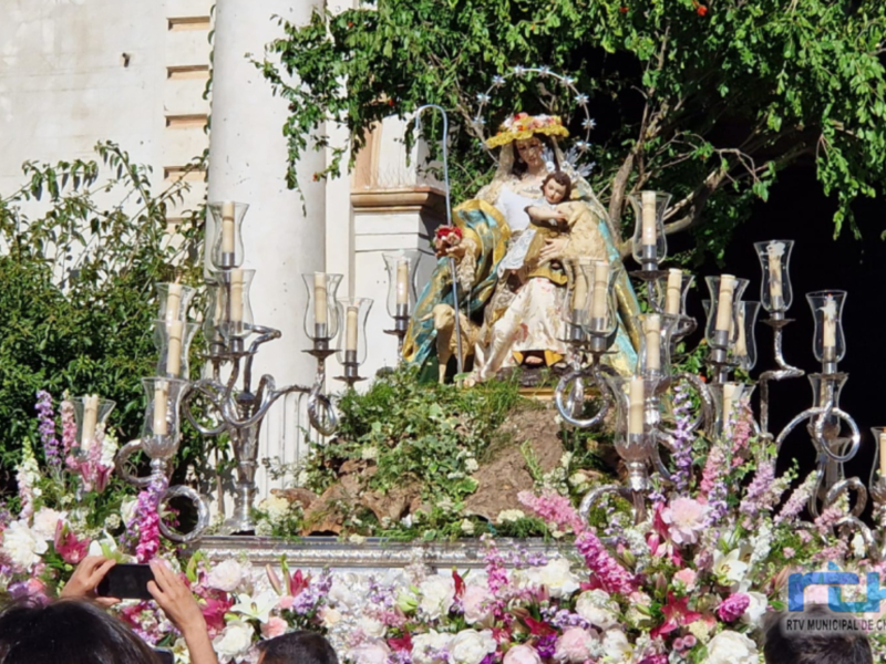 Multitud de fieles acompañaron a la Divina Pastora en su primera salida procesional en un paso y con costaleros