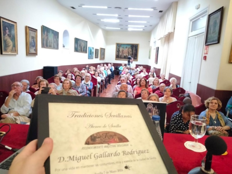 Lleno absoluto en el Ateneo de Sevilla para la presentación del libro , “Como sonríe Sevilla…” del padre Ramon Cué.