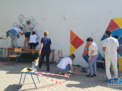 Alumnos y profesores del Centro de Educación de Adultos elaboran un mural por su 40 aniversario dentro de su programa de actividades conmemorativo