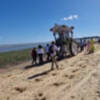 Chipiona ya camina hacia el Rocío en una jornada sin incidentes, pero marcada por el fuerte viento de poniente