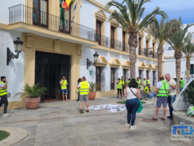 Policías Locales de Chipiona han protestado hoy nuevamente durante un pleno ordinario con pancartas y sirenas