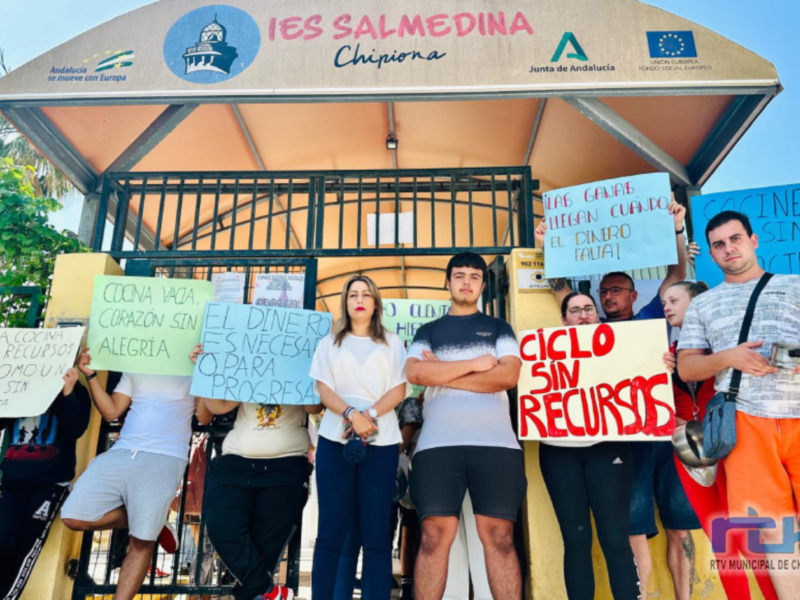 Alumnos y alumnas del Ciclo Formativo de Cocina del IES Salmedina de Chipiona se manifiestan en protesta por la falta de medios   