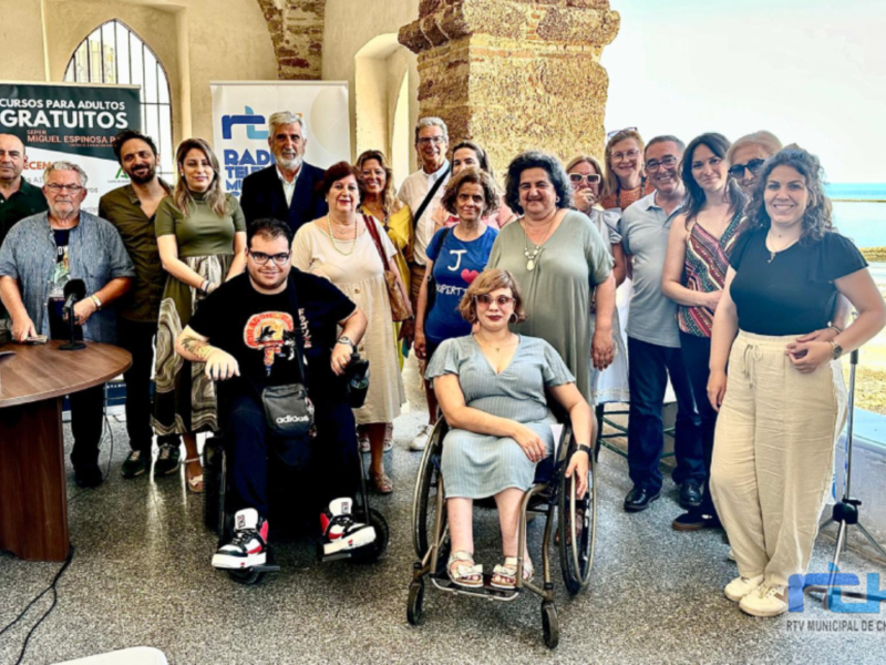 Radio Chipiona ha ofrecido hoy más de tres horas de programación especial por el 40 aniversario del Centro de Educación de Adultos de Chipiona