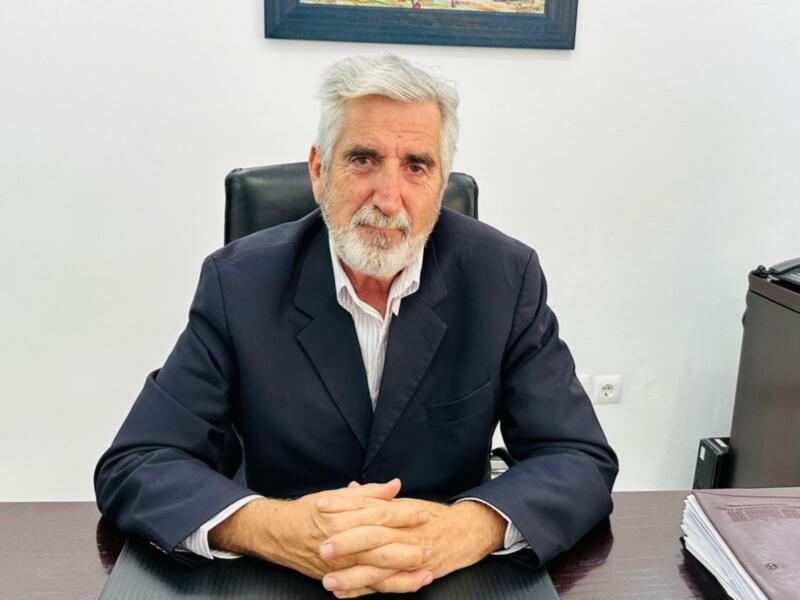 Luis Mario Aparcero informa del inicio de los trabajos de transferencia y nivelación de arena en la playa Cruz del Mar  