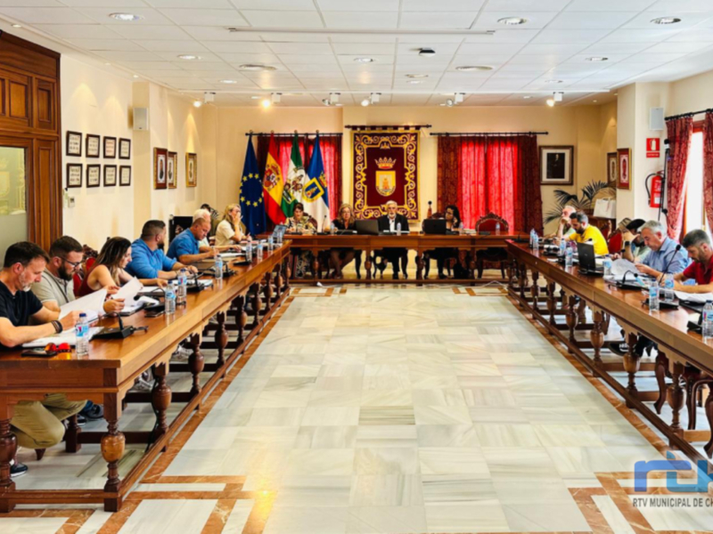 La Corporación chipionera encomienda a la empresa municipal Caepionis el servicio de monitores y mantenimiento de la piscina municipal