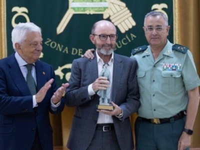 Francisco Correal recibió su premio Habecu de la Guardia Civil 