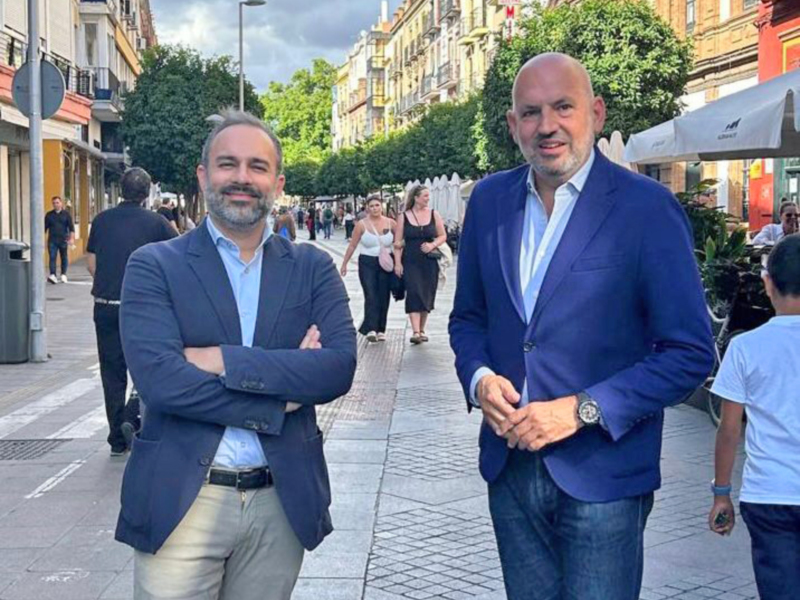 El periodista José Yélamo y el pintor Daniel Franca, pregonero y el cartelista de la Velá de Santa Ana de 2024