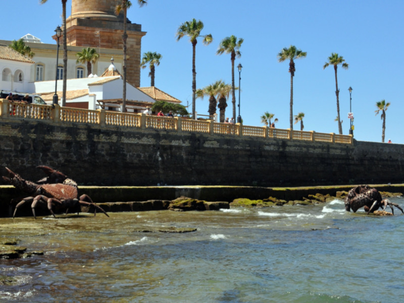 Ya están en el mar las primeras esculturas animalistas : cangrejos junto al faro de Chipiona 