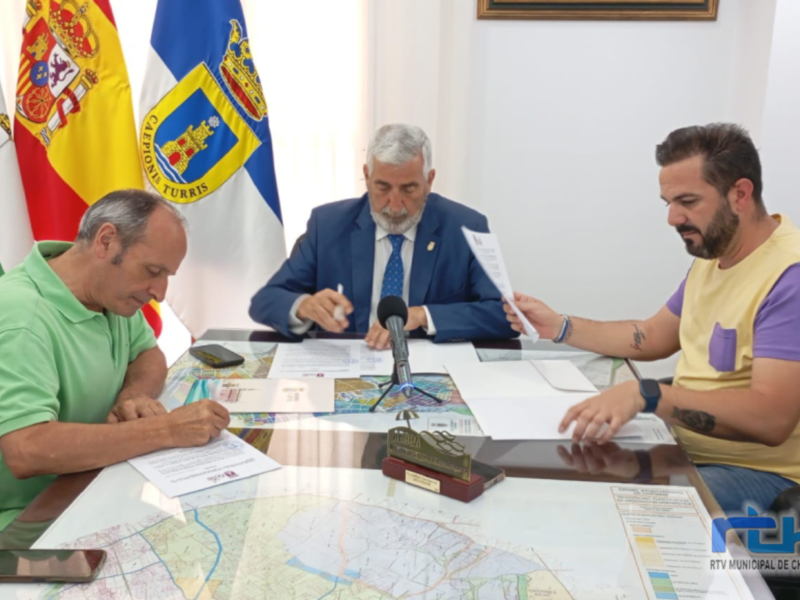 Firmado el convenio por el que el Ayuntamiento de Chipiona subvenciona a la asociación ‘Las Coplas’  