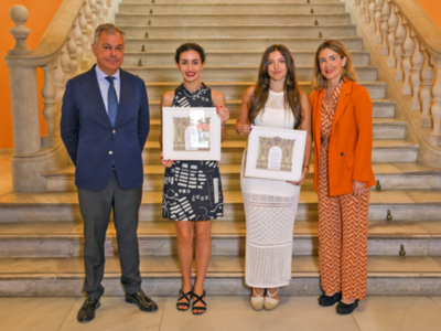 María Villanueva y Gala Barrera homenajeada por el alcalde de Sevilla José Luis Sanz y el Ayuntamiento hispalense