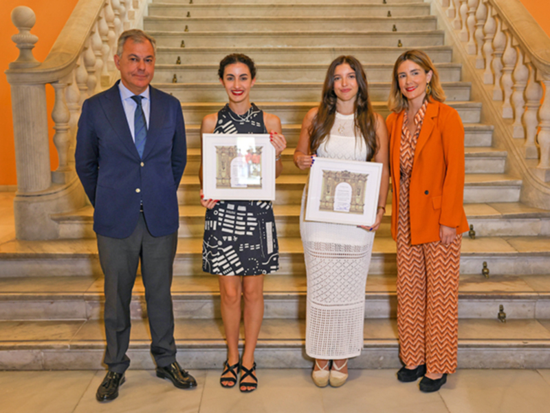 María Villanueva y Gala Barrera homenajeada por el alcalde de Sevilla José Luis Sanz y el Ayuntamiento hispalense