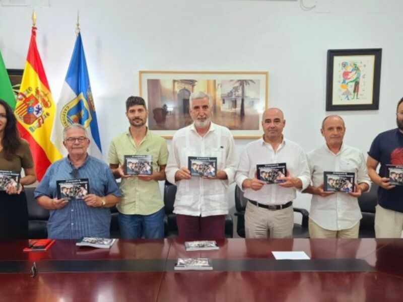 La fotografía hace de hilo conductor de un libro que recorre los 40 años de vida de Radio Chipiona Emisora Municipal